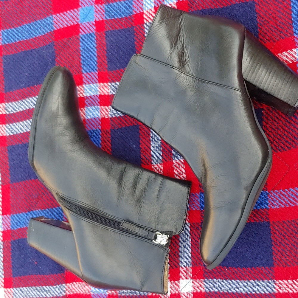 Adrienne Vittadini Black Leather Heel Ankle Boots in size 9